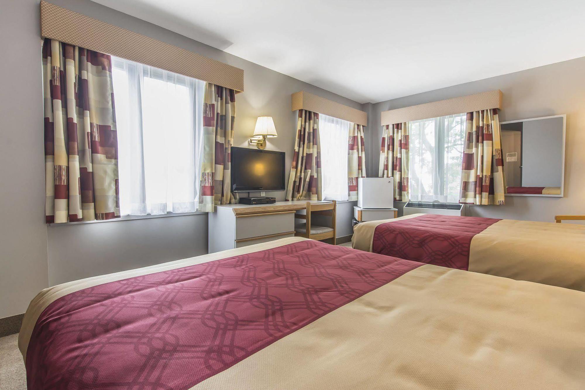 Econo Lodge Ла-Мальбе Екстер'єр фото